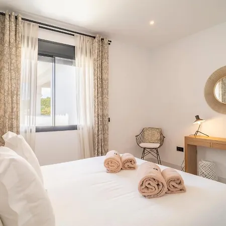 Nice In With 2 Bedrooms, Wifi And Swimming Pool エステポナ